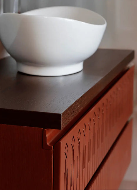 Mobile da bagno sospeso in legno massello color rame con due cassetti decorati e vasca in ceramica