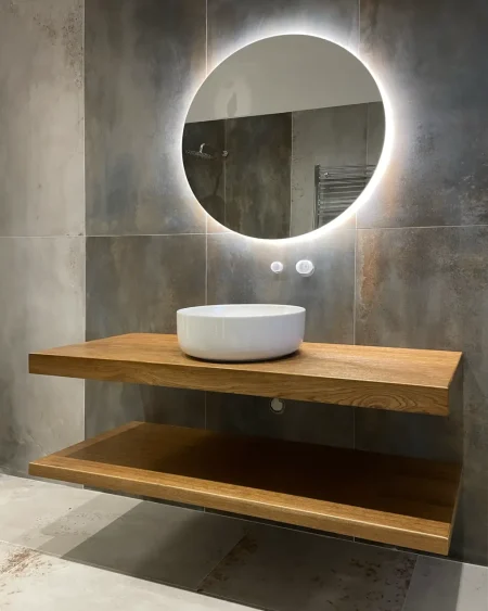 Mobile da bagno sospeso moderno in legno massello con vasca lavabo a ciotola in ceramica e specchio rotondo con LED