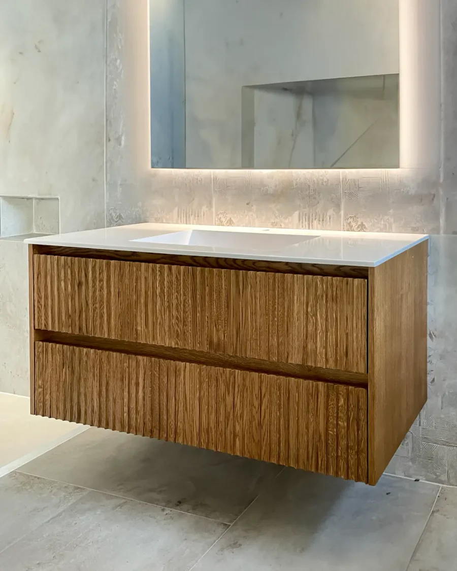Mobile da bagno in legno effetto cannettato con specchio