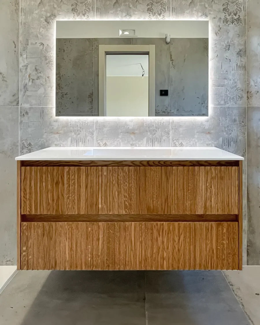 Mobile da bagno cannettato sospeso in legno massello e specchio illuminato con LED