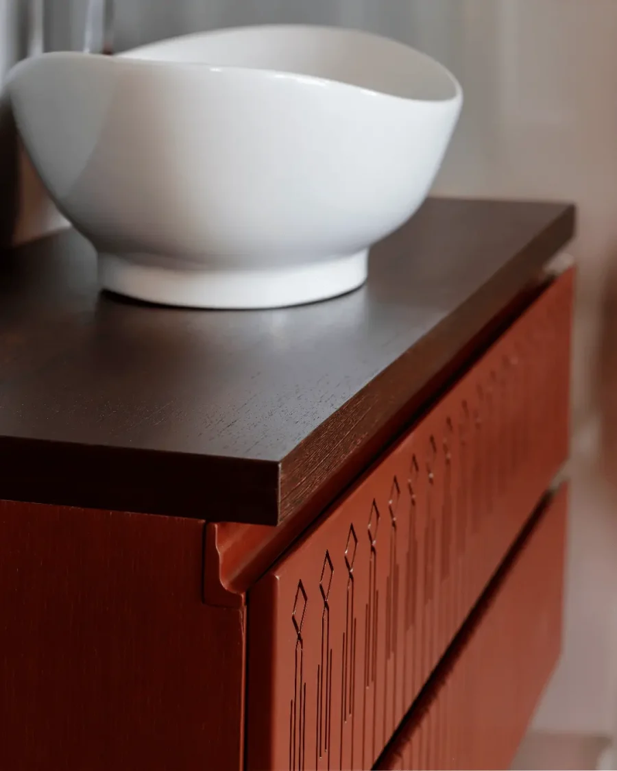 Mobile da bagno sospeso in legno massello color rame con due cassetti decorati e vasca in ceramica - immagine 2